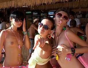 PICTURES OF HARDCORE PARTY ON BEACH