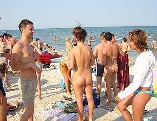 GIRLS PISSING AT THE BEACH