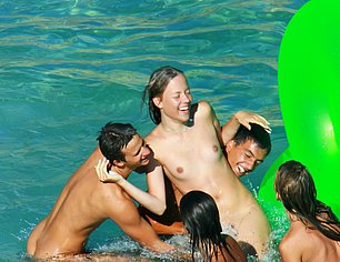 YOUNG NUDIST FAMILY NUDISM