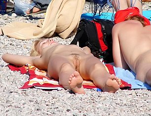 BLONDE POSING ON BEACH