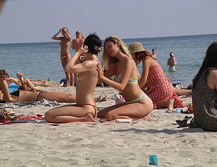 TOP COMES OFF YOUNG TEEN AT BEACH