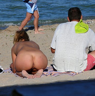 HER BIG BUTT AT THE BEACH