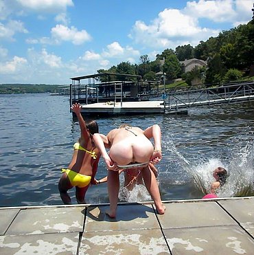 FUCKING FRIENDS BEACH