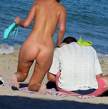 EXHIBITIONIST NUDIST GIRLS PLAYING IN THE BEACH