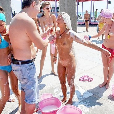 Sexy women on nude beaches