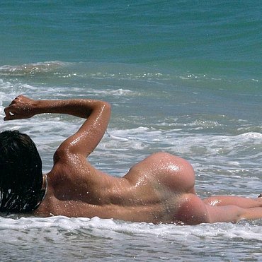 Huge ass in the beach