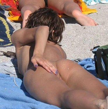 Chicks showing phat ass on south beach