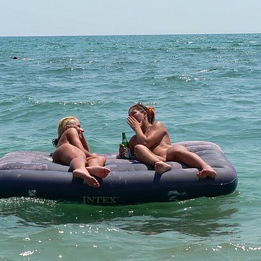 NUDE LATINO GIRLS ON A BEACH