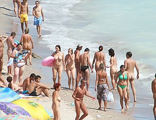 PAPARAZZI NUDE ACTOR IN THE BEACH