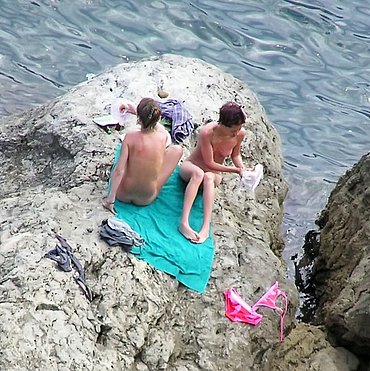 COURTNEY COX AND KATE MOSS TOPLESS BEACH